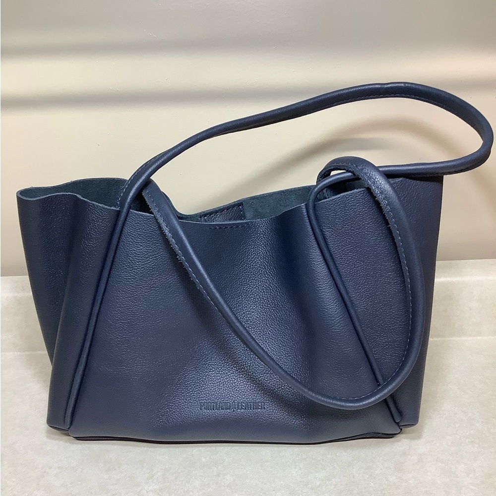 Portland Leather Medium
Verona Leather Tote Bag - * FIRM PRICE*